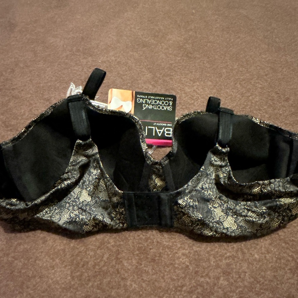 Bali 42C black lace bra, fully adjustable beautiful smoothing, and concealing - Picture 9 of 12